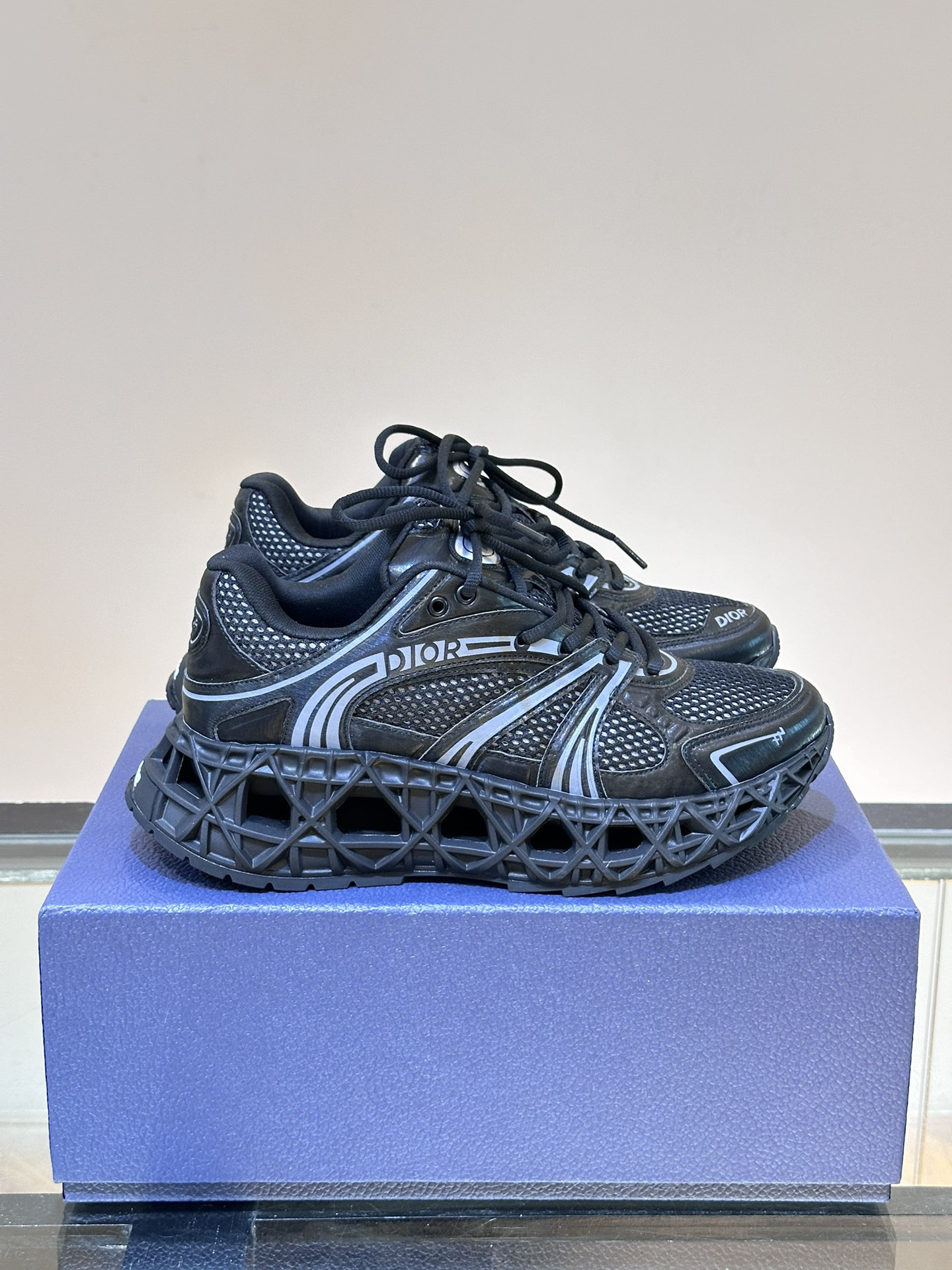 DIO* SNEAKER