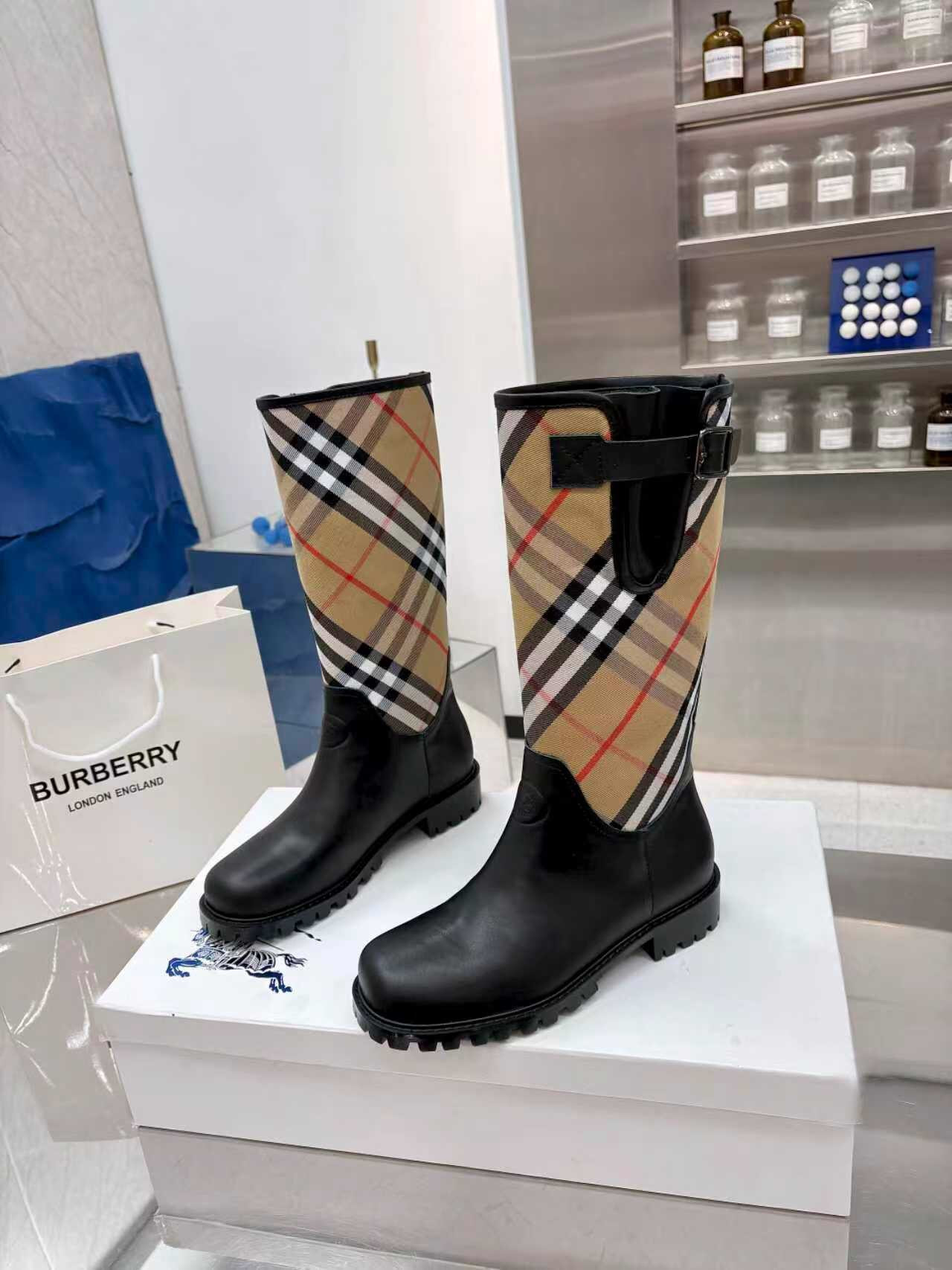 Bv*b*rry Sneaker