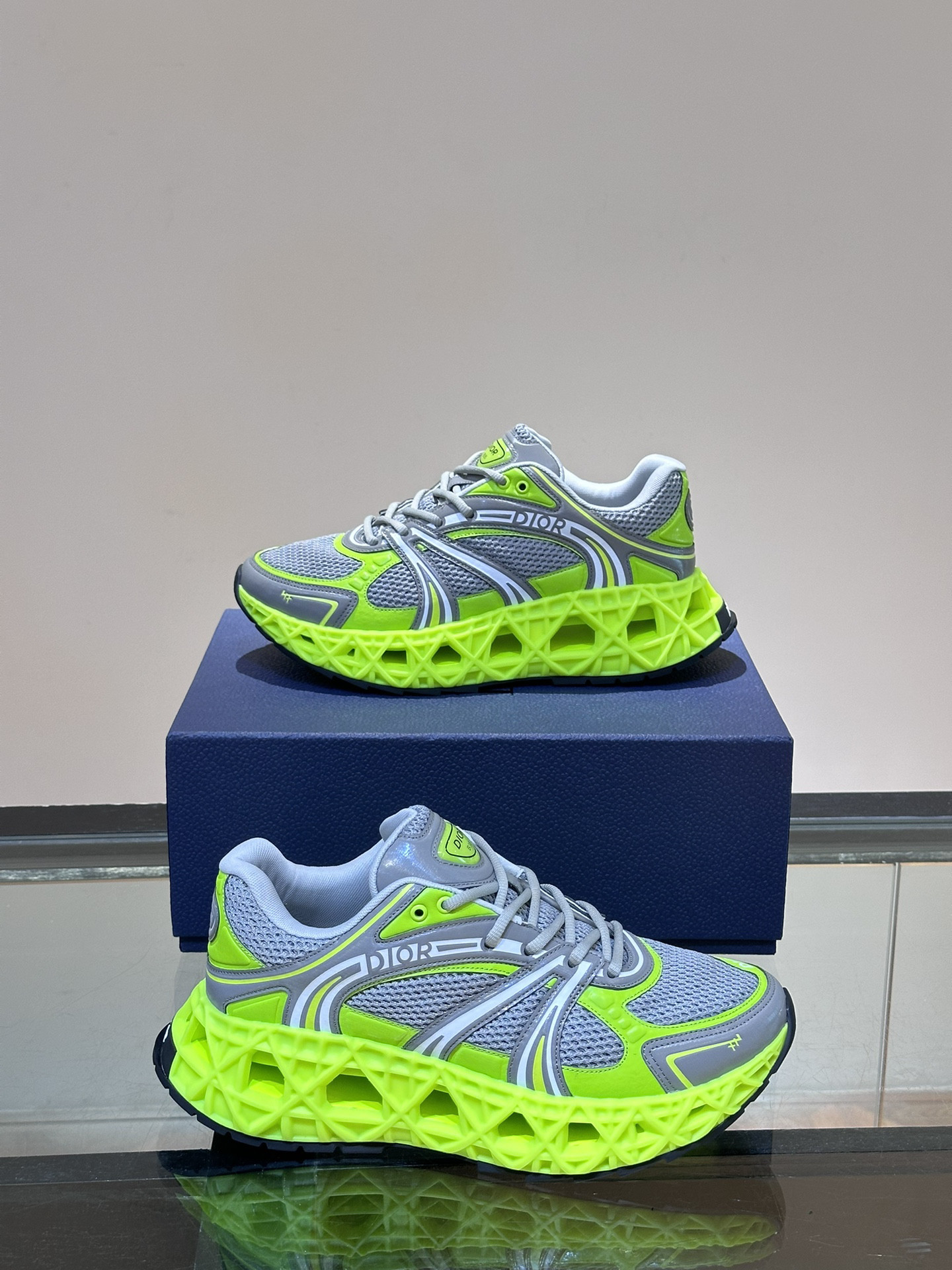 DIO* SNEAKER