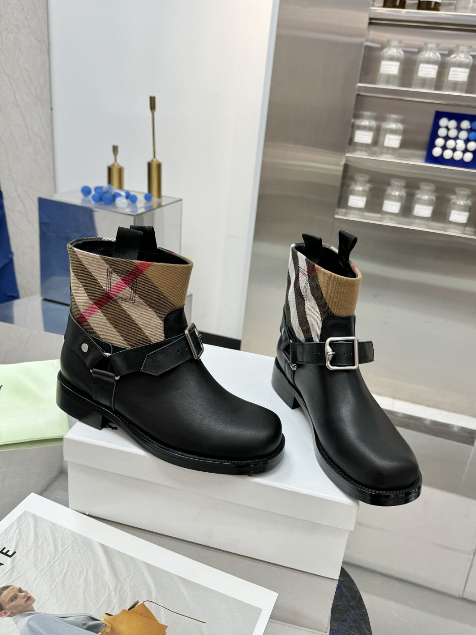 Bv*b*rry Sneaker