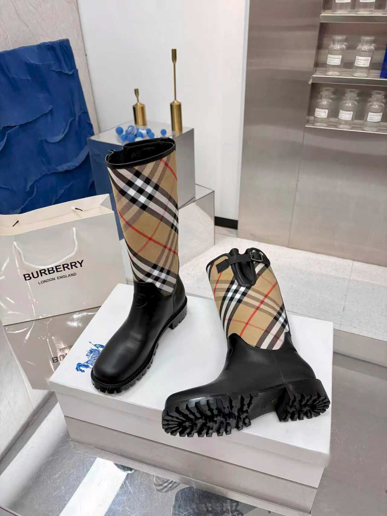 Bv*b*rry Sneaker