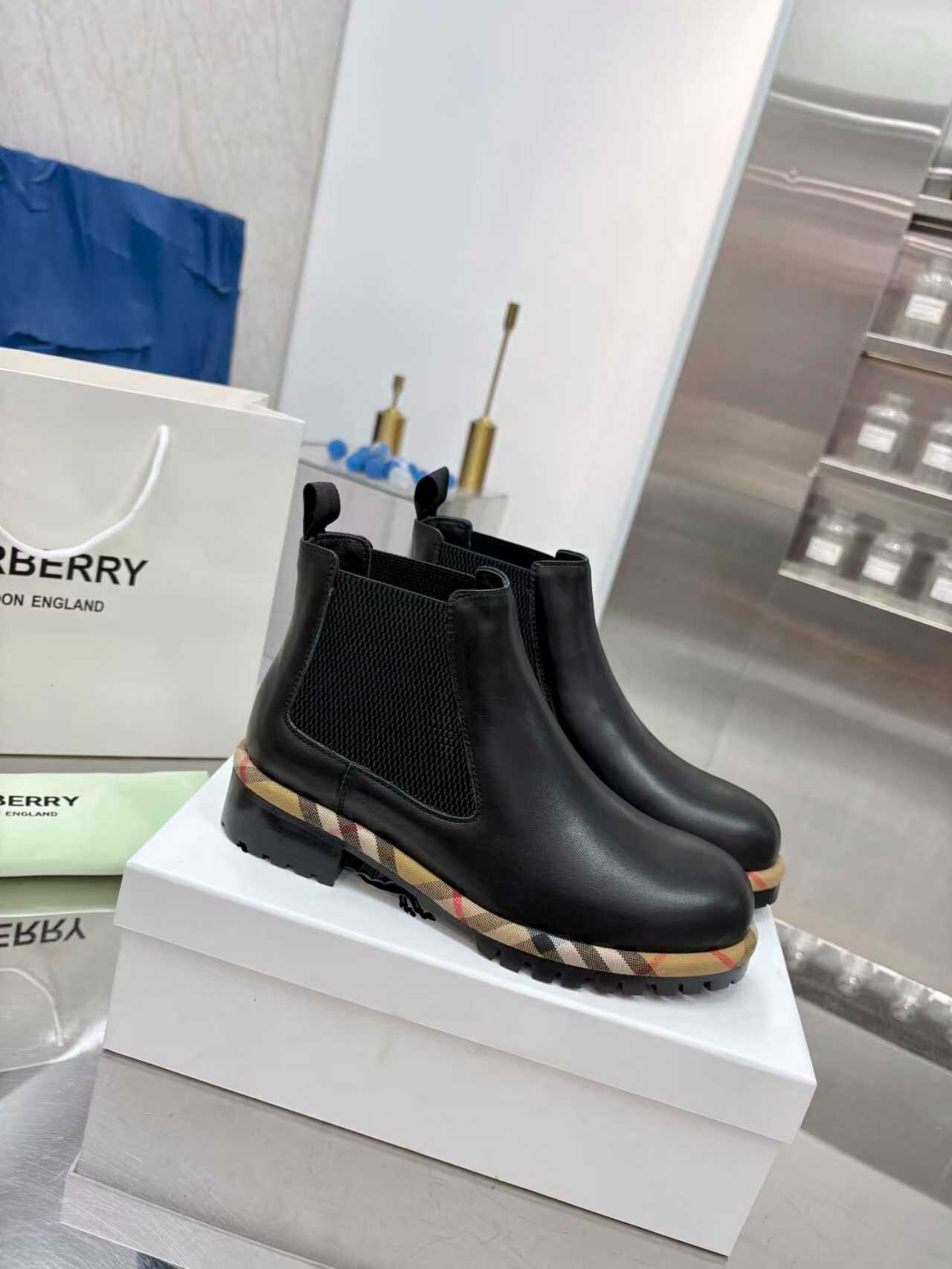 Bv*b*rry Sneaker