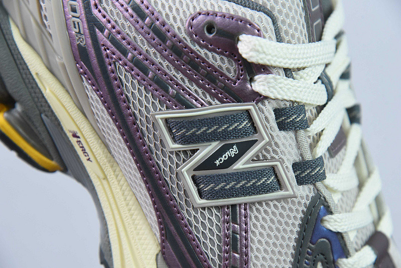 NEW BALANCE SNEAKER