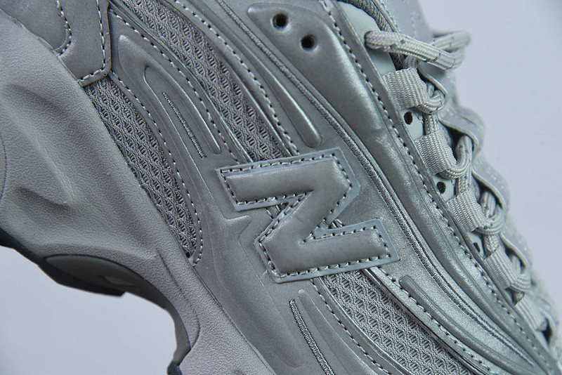 NEW BALANCE SNEAKER