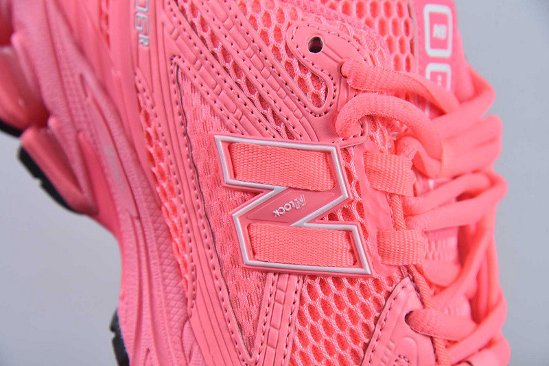 NEW BALANCE SNEAKER