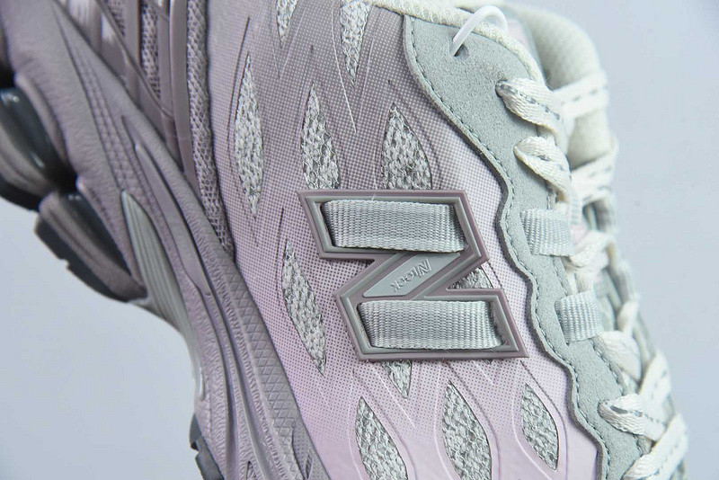 NEW BALANCE SNEAKER