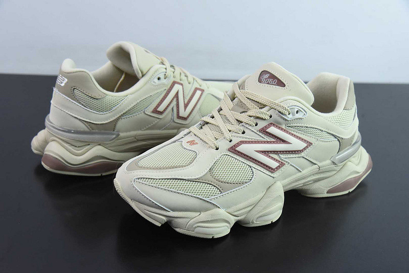 NEW BALANCE SNEAKER
