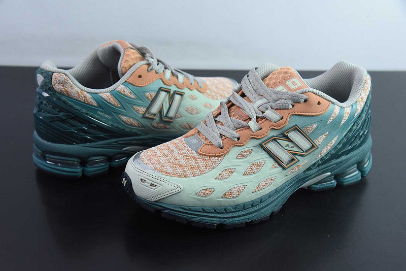 NEW BALANCE SNEAKER