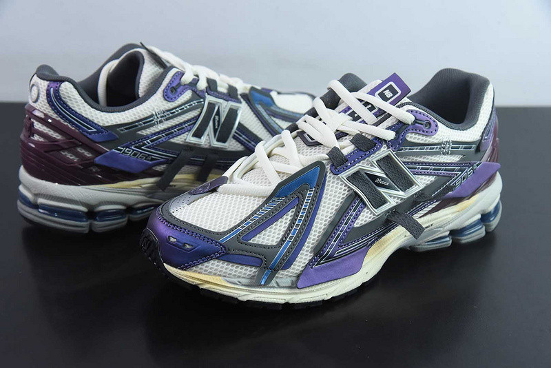 NEW BALANCE SNEAKER