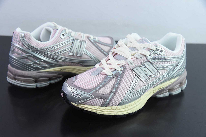 NEW BALANCE SNEAKER