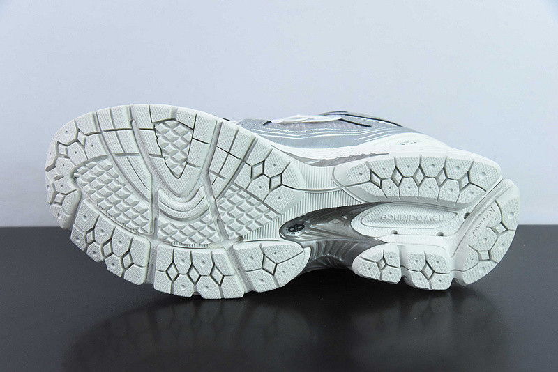 NEW BALANCE SNEAKER