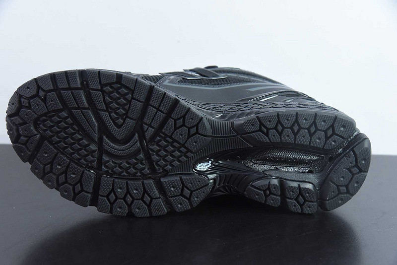 NEW BALANCE SNEAKER