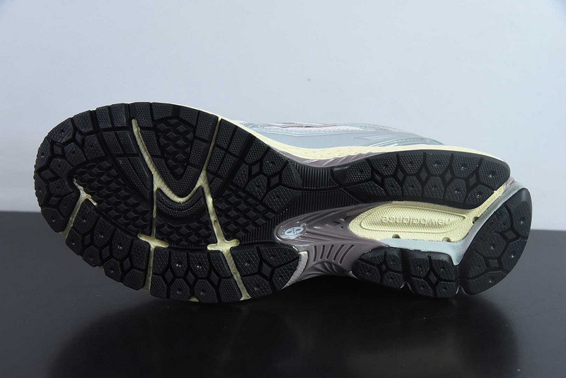 NEW BALANCE SNEAKER