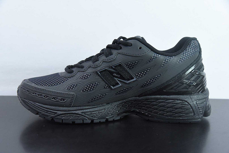 NEW BALANCE SNEAKER