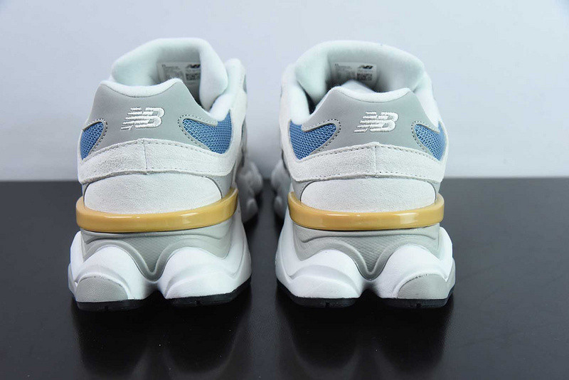 NEW BALANCE SNEAKER