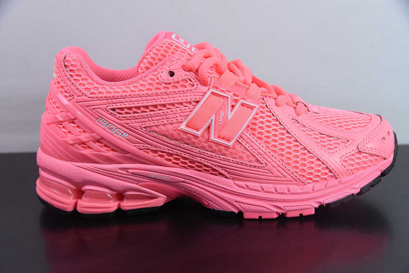 NEW BALANCE SNEAKER