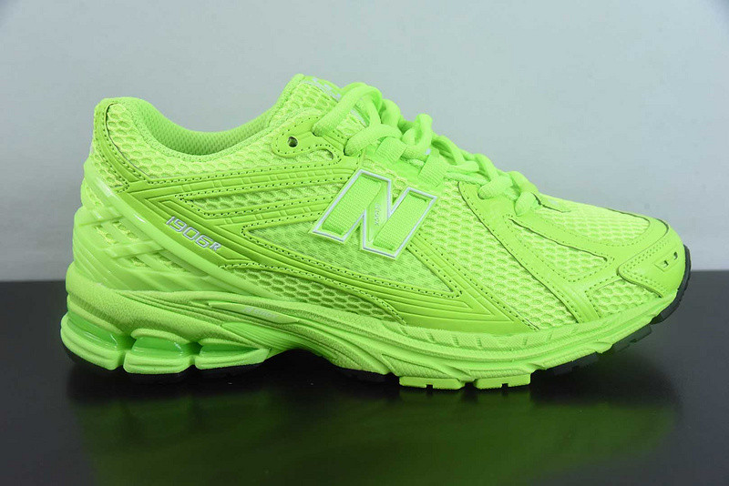 NEW BALANCE SNEAKER