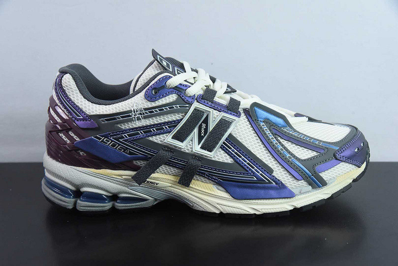 NEW BALANCE SNEAKER