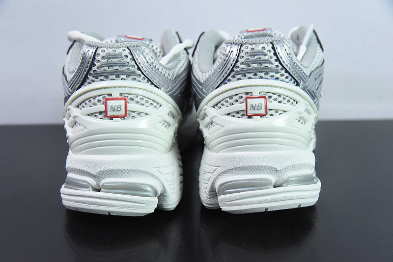 NEW BALANCE SNEAKER