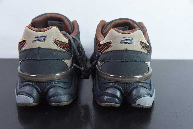 NEW BALANCE SNEAKER