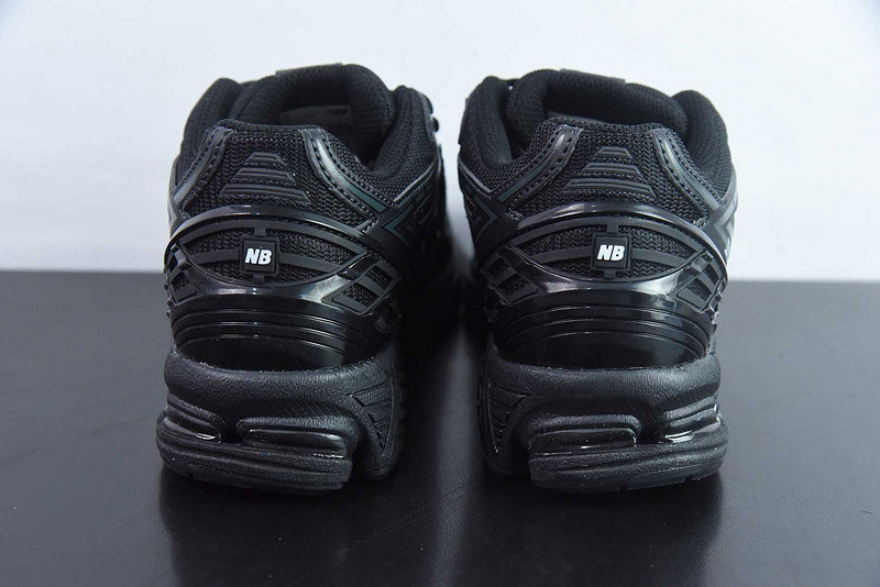 NEW BALANCE SNEAKER