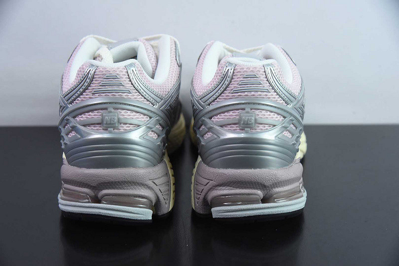 NEW BALANCE SNEAKER