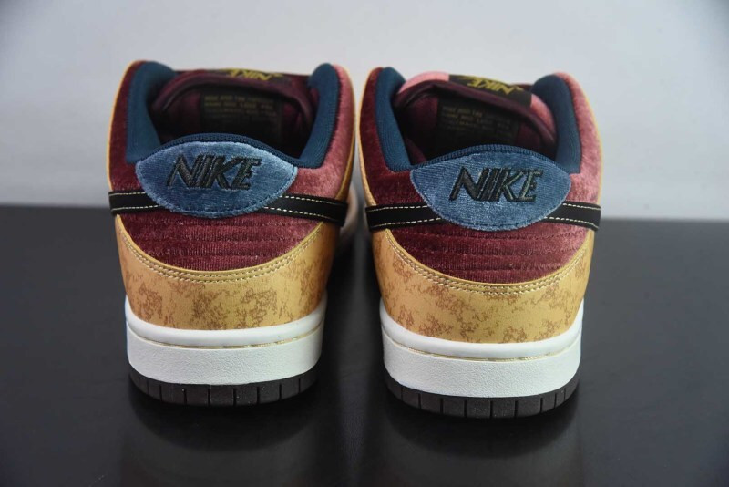 nike SB Dunk Low “City Of Cinema” FZ1278-200