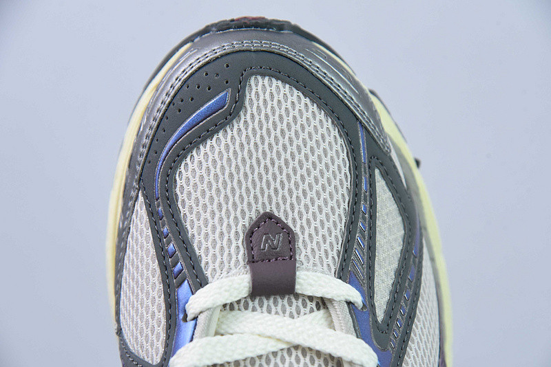 NEW BALANCE SNEAKER