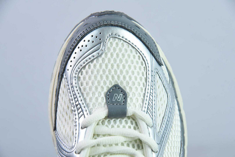 NEW BALANCE SNEAKER