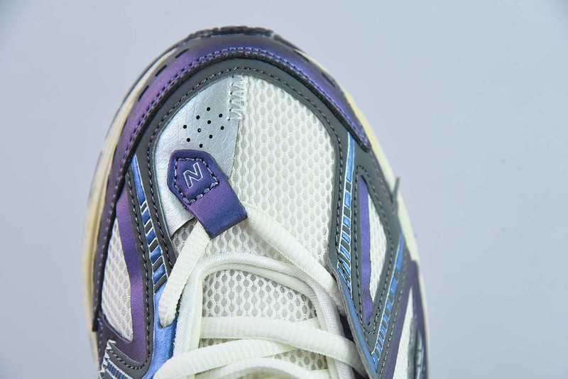 NEW BALANCE SNEAKER