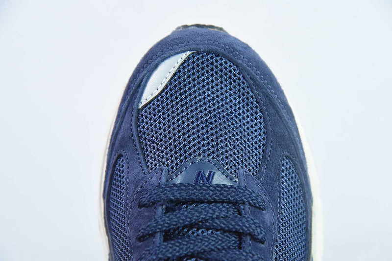 NEW BALANCE SNEAKER