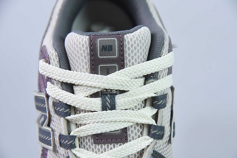 NEW BALANCE SNEAKER