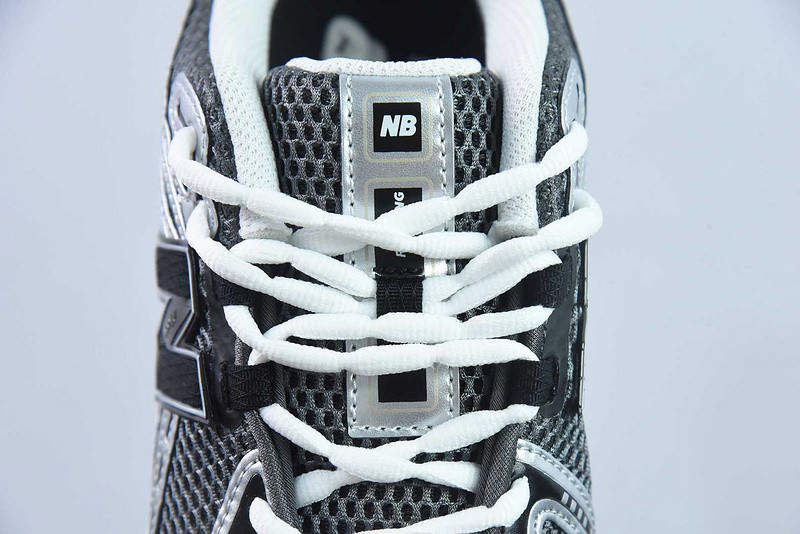 NEW BALANCE SNEAKER