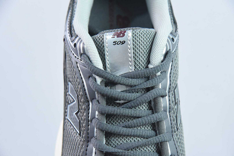 NEW BALANCE SNEAKER