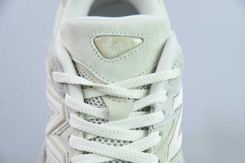 NEW BALANCE SNEAKER