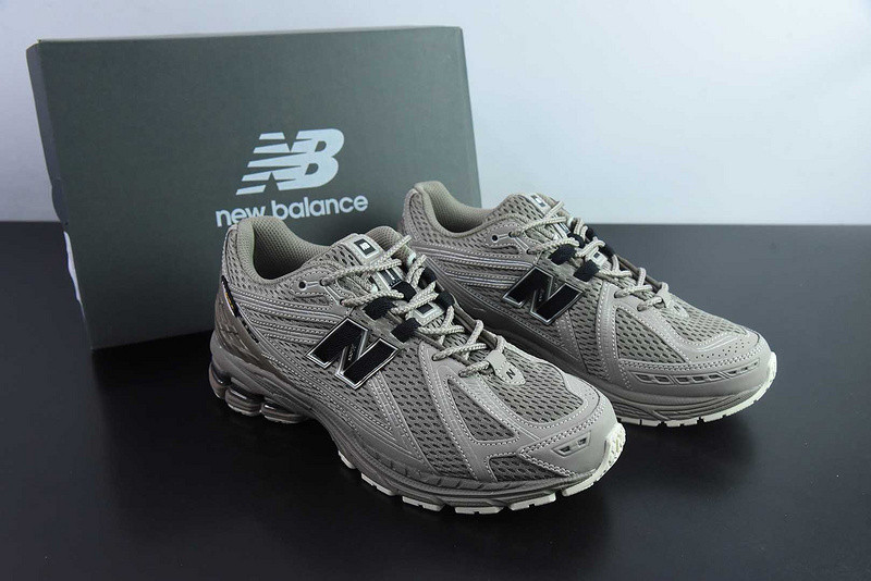 NEW BALANCE SNEAKER