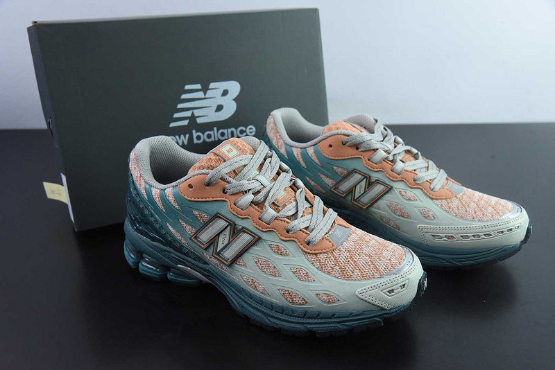 NEW BALANCE SNEAKER