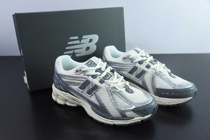 NEW BALANCE SNEAKER