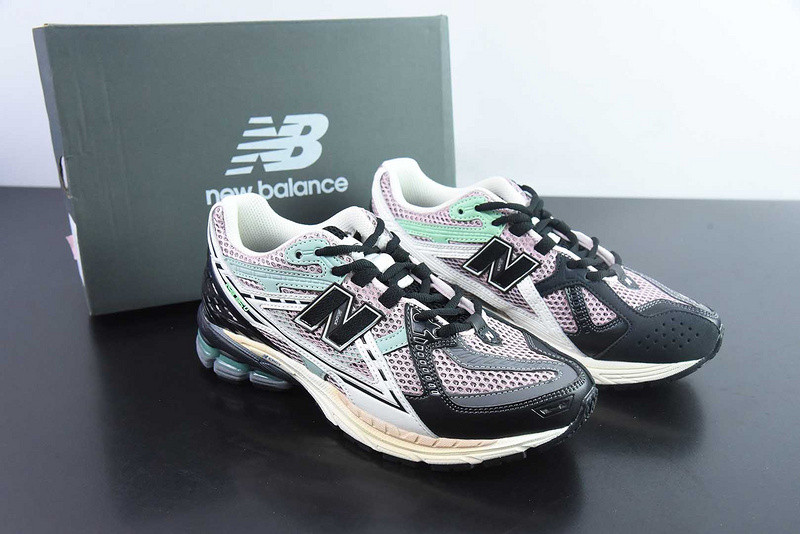 NEW BALANCE SNEAKER