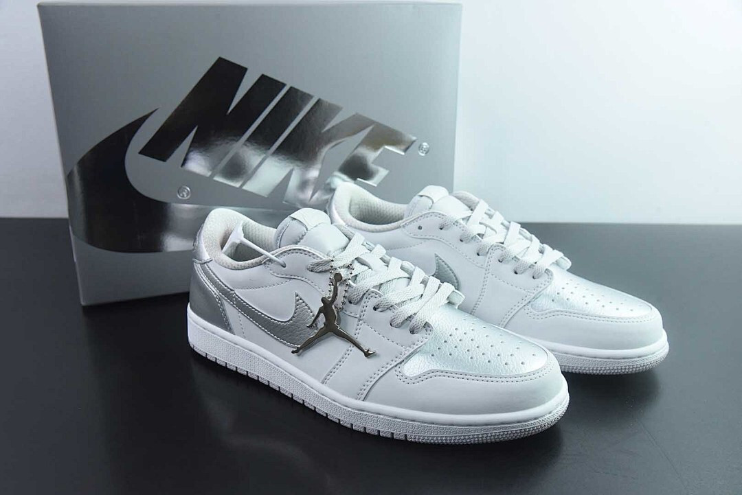 Air JordanAir Jordan 1 Retro Low OG 