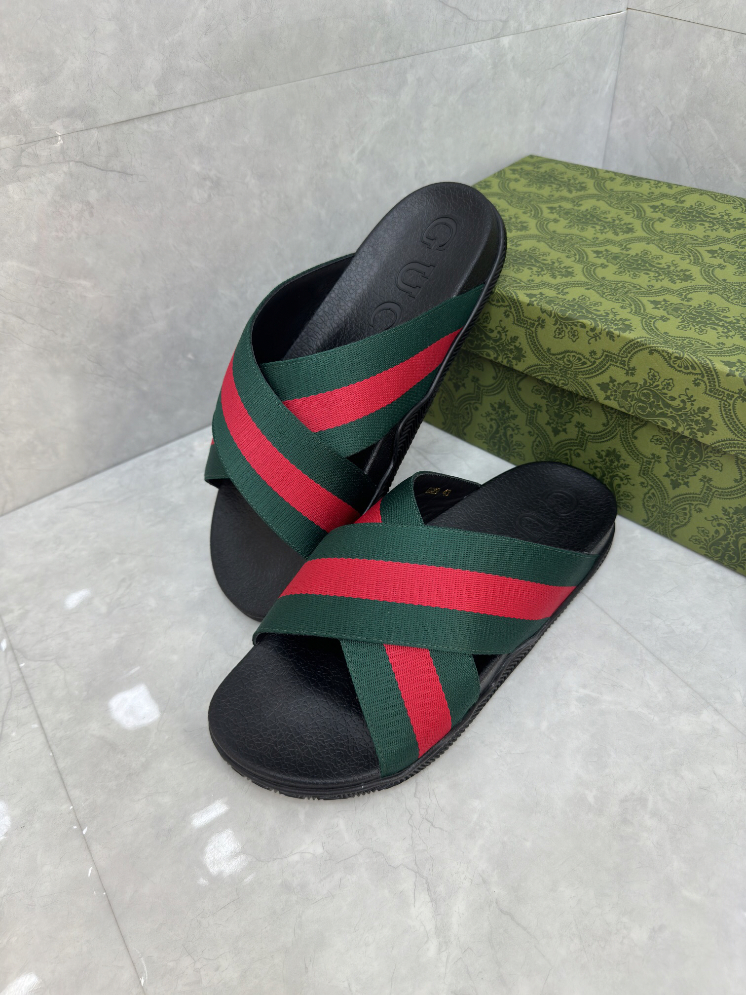 g*u*i sandals